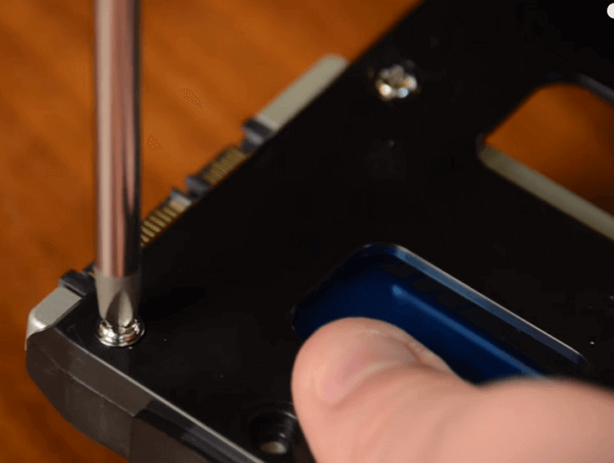 Préparez le disque SSD en ajoutant un emplacement de disque.