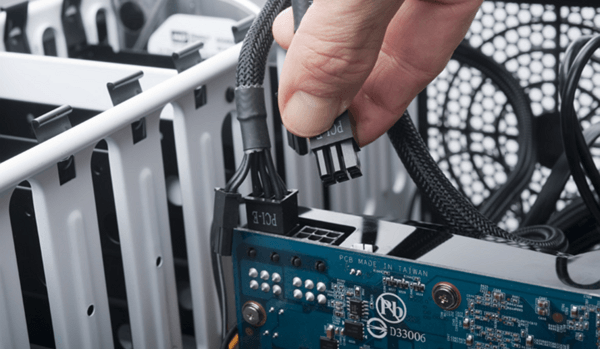 Branchez les câbles de la carte graphique