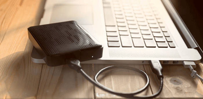 Connectez le disque dur externe au PC et transférez les fichiers.